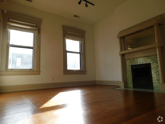 Building Photo - 104 W 5th St Unit Apt #1