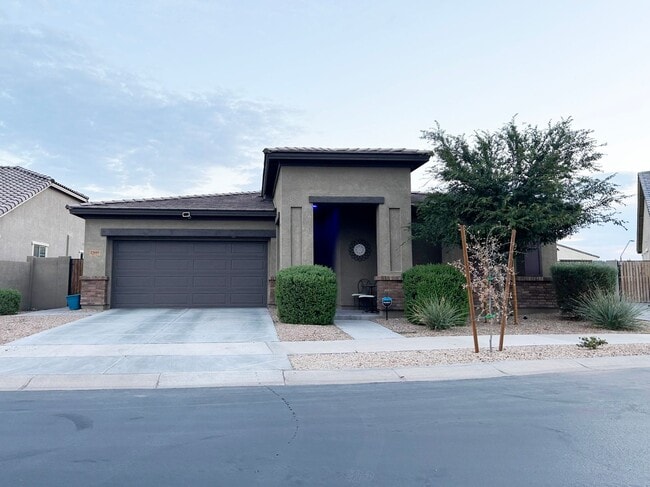 Like new 4-bedroom with Teen suite & Commu... - Like new 4-bedroom with Teen suite & Commu... House