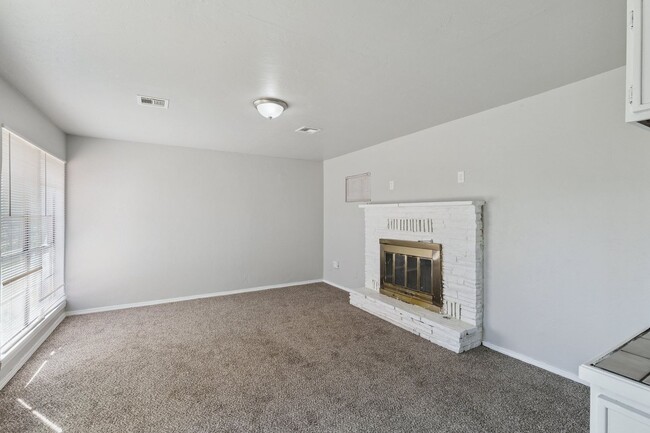 Photo - 3 bed, 2.5  bath house in Warr Acres