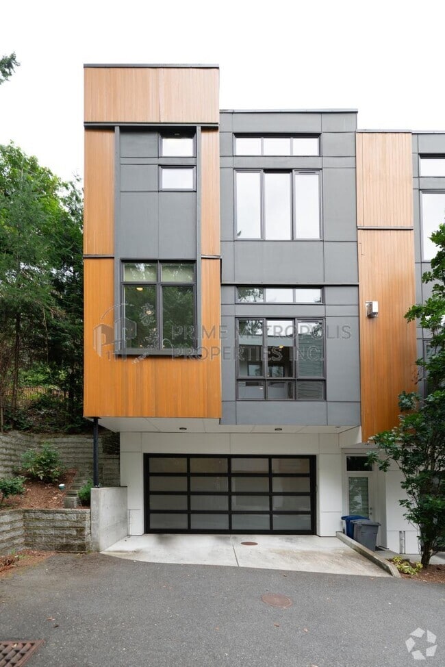 Building Photo - 3 bedroom in Bellevue WA 98004 Rental