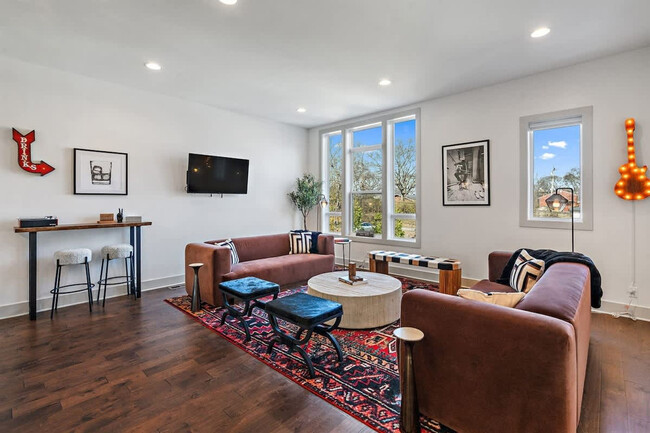 Building Photo - 2702 Delaware Ave Rental