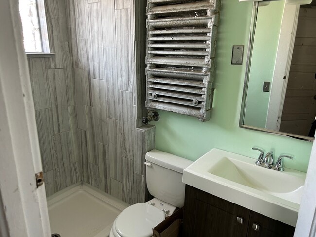 Photo - 725 Michigan St NE Unidad #1