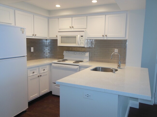 Building Photo - ONE BEDROOM ONE BATHROOM! WATERFRONT COMMUNITY! Unit 26