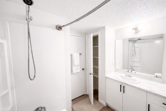 Photo - 10724-10105 105 St NW Unit 201