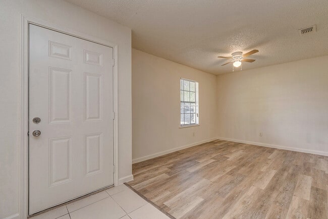 Building Photo - $1,450  3 Bedr/ 1 bath Beautiful Home in D...