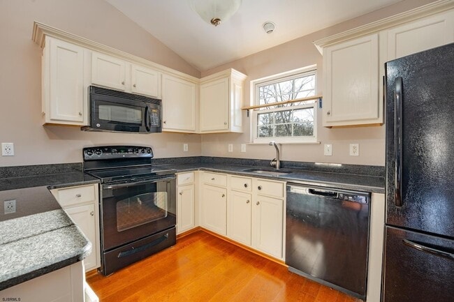 Photo - 558 London Ct