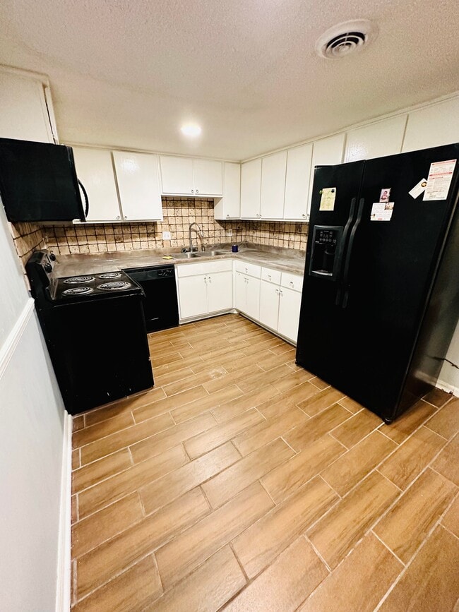 Kictchn with Eat in Bar - 3637 Haughton Ln Unit 1