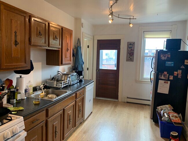 Building Photo - 10 Mead St Unit 3A