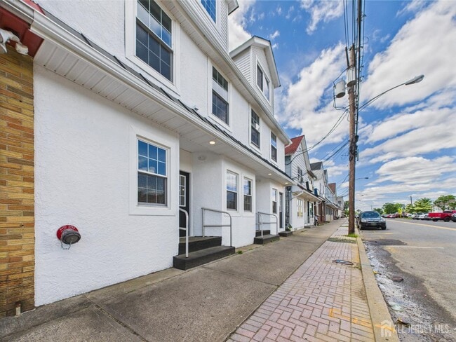 Photo - 10 W Railroad Ave