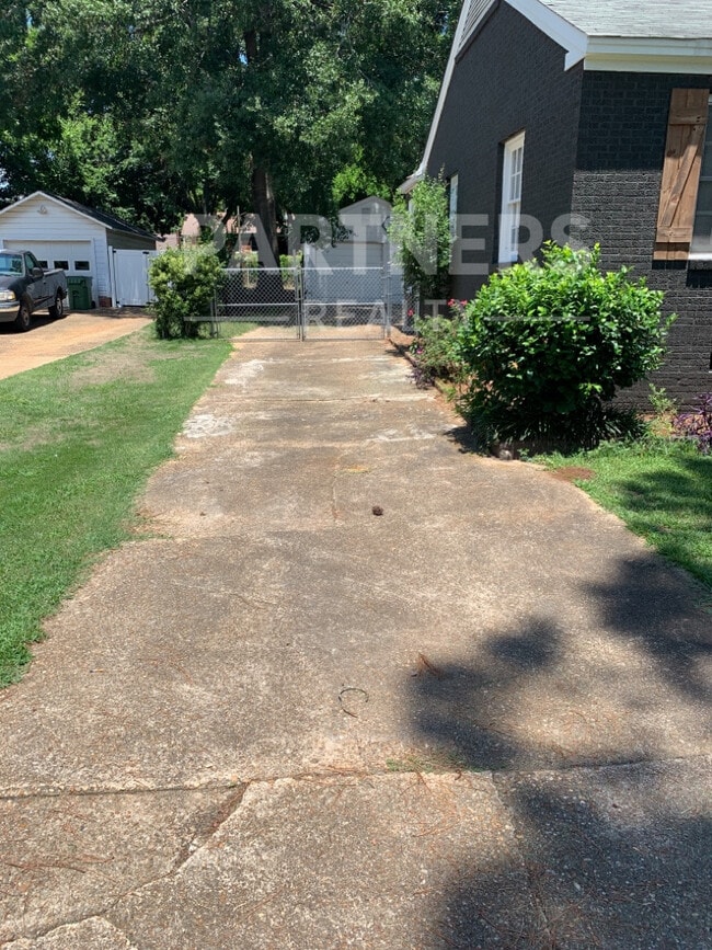 Photo - 2769 Pelzer Ave