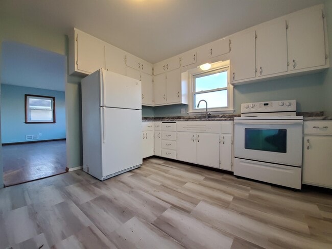 Photo - 2004-16 1/2 16 1/2 St NW