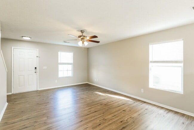 Photo - 2803 Creekbend Dr