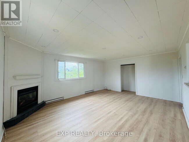 Photo - 112 Baseline Rd E