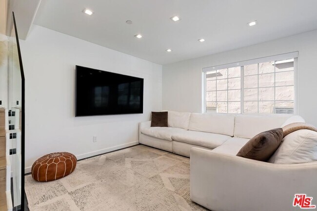 Photo - 1521 S Hayworth Ave Unidad 107