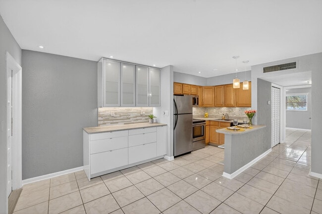 Building Photo - 4051 NE 13th Ave Unit 77