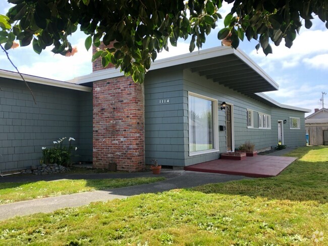 Building Photo - East Eureka! Very cool house and yard! 4/2...