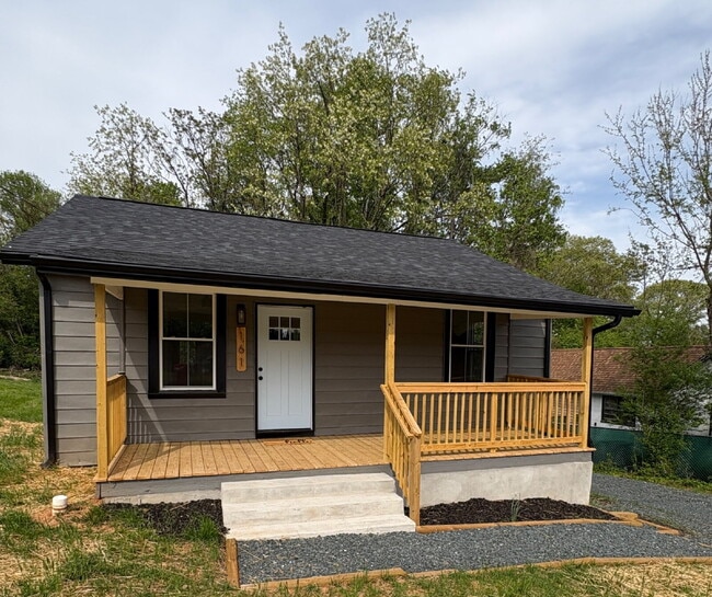 Building Photo - Stand alone home in Madison Heights close to everything.