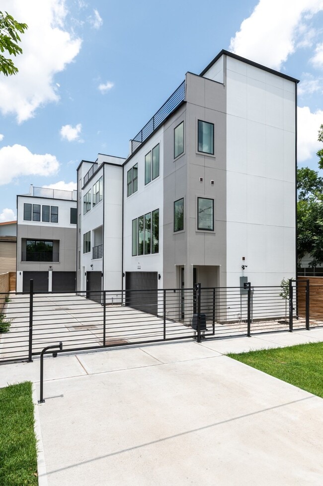 Photo - 3112 Live Oak St