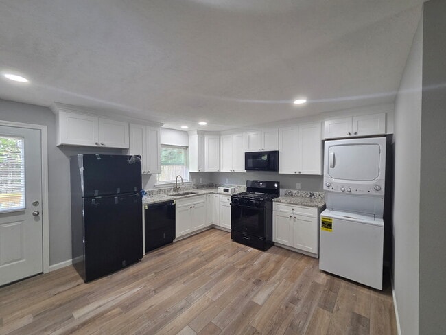 Building Photo - 640 Roosevelt Unit B