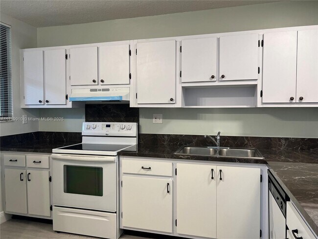 Photo - 8437 Forest Hills Dr Unidad 202-G