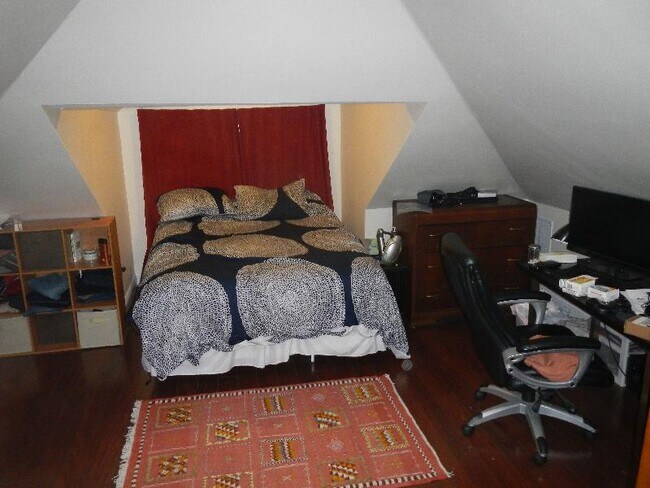 Images are representative samples of the advertised unit. Actual units shown during tours may differ - 16 Stockwell St Unit 01E