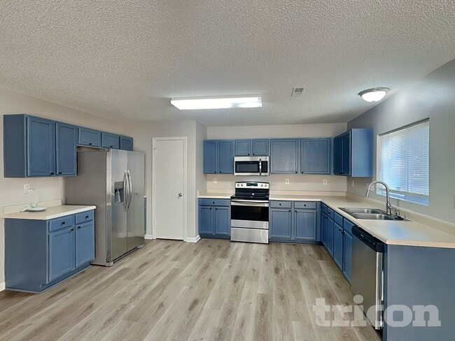 Photo - 10242 Hugue Way