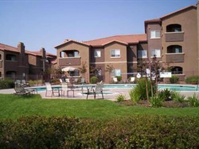 Building Photo - 1 Bed 1 Bath Roseville Condo Garage Attached