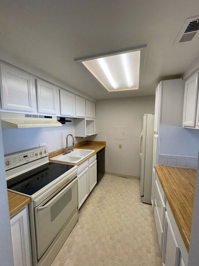 Photo - Spacious 3BD/ 2BA Apartment! Westminster, ... Unit 25-201