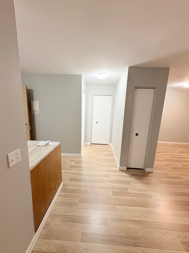 Building Photo - 6570-6570 Burlington Ave Unit 302