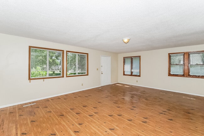 Photo - 1856 Clear Ave E