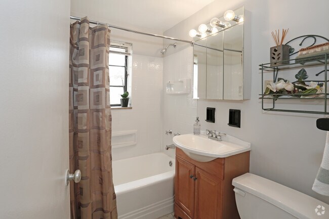 1BR, 1BA - 900 SF