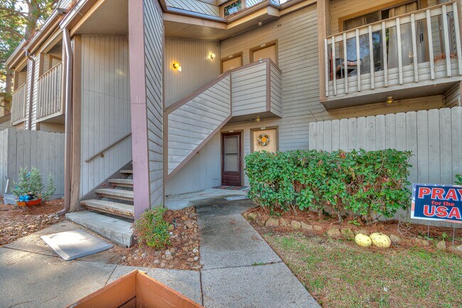 Building Photo - 3900 Aspen Dr Unit 204B Rental