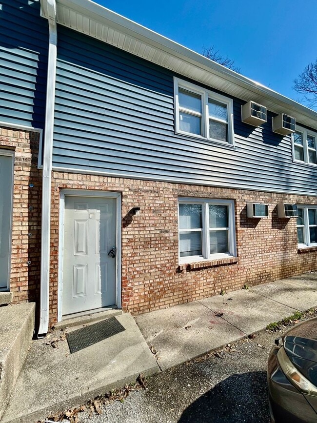 Building Photo - MAC190 Unit 7