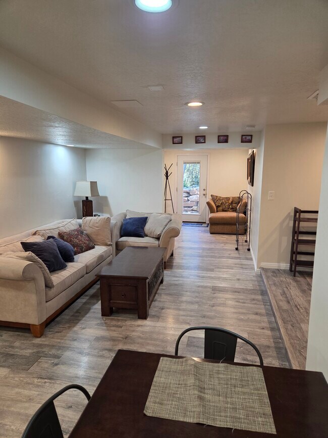 Photo - 8909 Saddleback Rd Unidad Spacious  Lower level apt