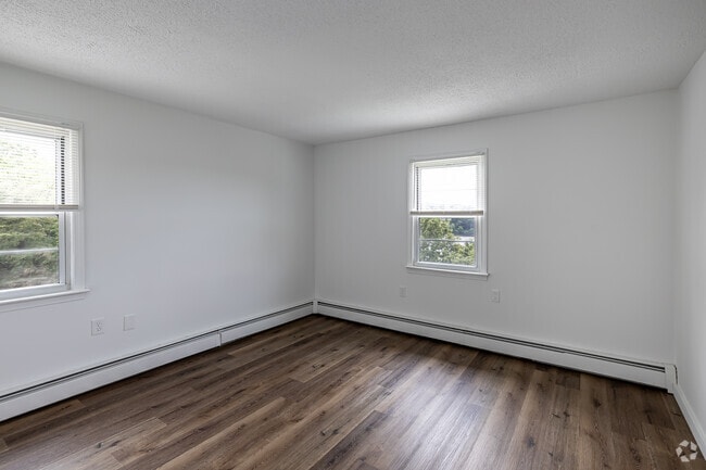 2BR, 1BA - 1,000SF - Bedroom