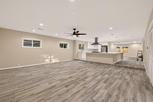 11206 Huggins Dr