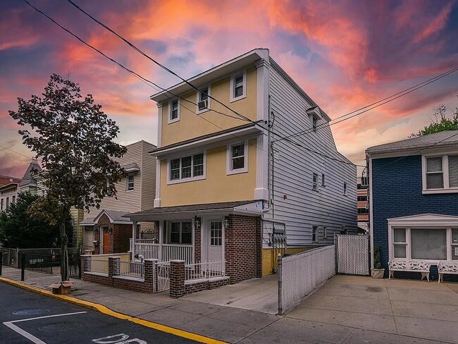 Building Photo - 520 34th St