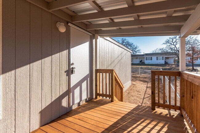 Photo - 221 E Castleshoals Dr