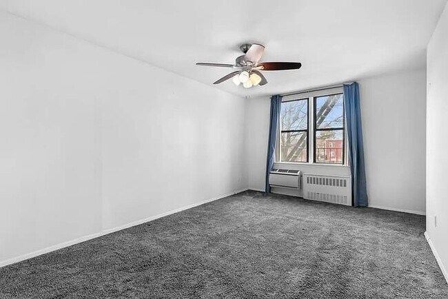 Photo - 1874 Pelham Pkwy S