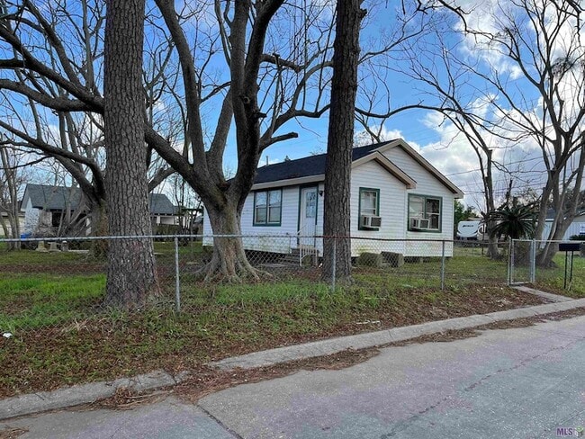 Building Photo - 240 Boudreaux St