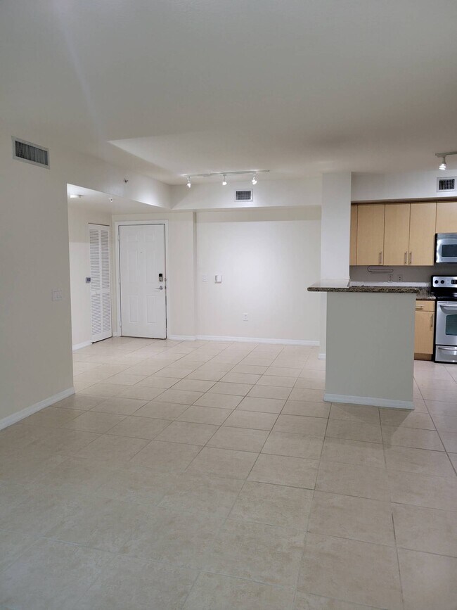 Photo - 2421 NE 65th St Unidad 311