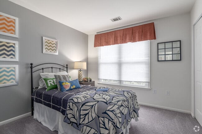 2BR, 2BA - 1100SF Bedroom