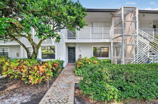 Photo - 7 Southport Ln Unit E