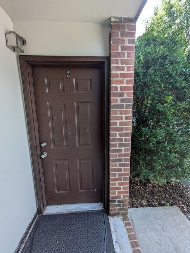 Lower Level 1BD/1BA Apartment in Westmont Apartments - Lower Level 1BD/1BA Apartment in Westmont Apartments Unit 02