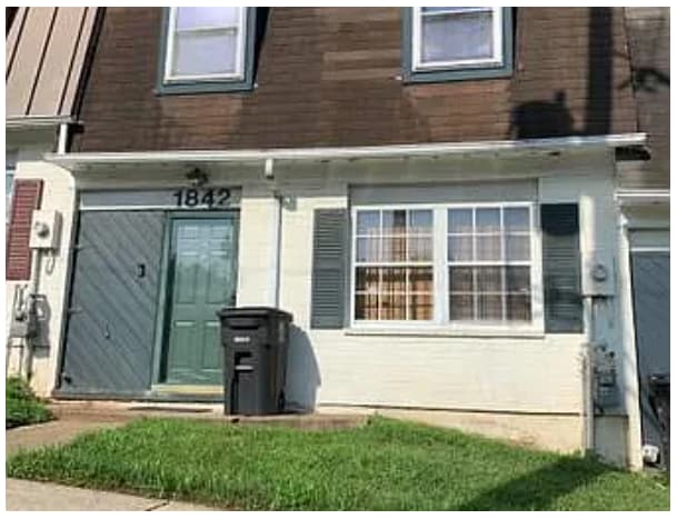 Building Photo - 1842 Village Green Dr