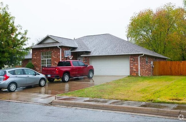 Building Photo - Available July 1st! 3-Bedroom, 2-Bathroom ... Rental