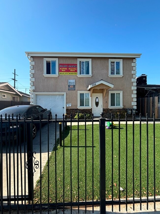 Building Photo - 705 E 52nd Pl