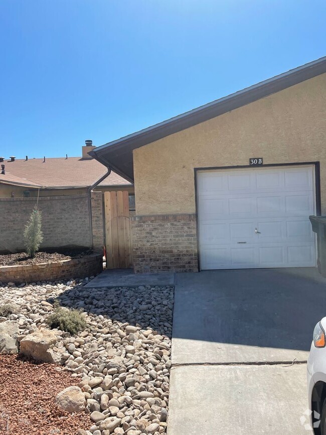 Building Photo - New remodeled townhome!