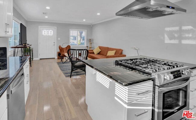 Building Photo - 1946 W 39th St Unit 1948 Rental