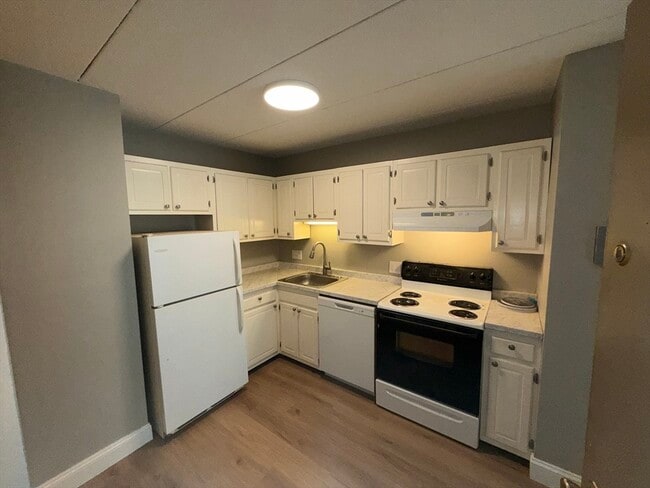 Building Photo - 4 Hawes St Unit 13